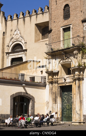 Italien, Kampanien, Neapel, Piazza San Domenico Maggiore, Tische im Freien ein Café in der Nähe der Kirche San Domenico Maggiore Stockfoto