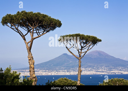 Italien, Kampanien, Neapel, Blick über die Bucht und den Vesuv aus der Nachbarschaft von Mergellina Stockfoto
