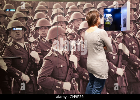 Deutschland, Berlin, DDR Museum, ein Museum öffnete im Jahr 2006 auf den Alltag der DDR, Bild eines Militärs erinnern Stockfoto