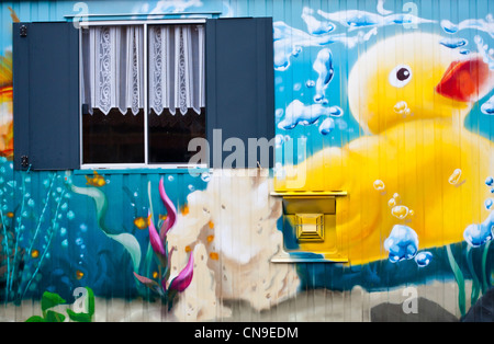 Deutschland, Berlin, Kreuzberg, Fassade eines Hauses komplett mit Graffiti bedeckt Stockfoto