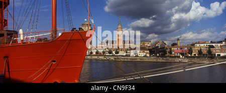 Frankreich, Nord, Dünkirchen Stadt und den Turm gesehen vom Hafen, Glockenturm UNESCO-Welterbe in den Vordergrund, die Franzosen Feuer Stockfoto