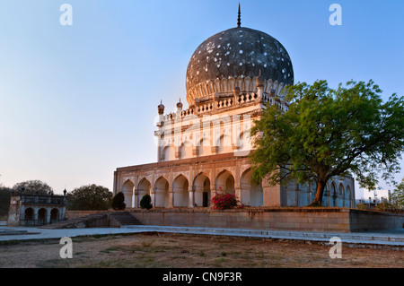 Qutb Shahi Gräber in der Nähe von Golconda Fort Hyderabad Andhra Pradesh, Indien Stockfoto