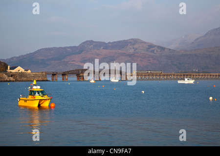 Barmouth Brücke mit Zug Kreuzung Stockfoto