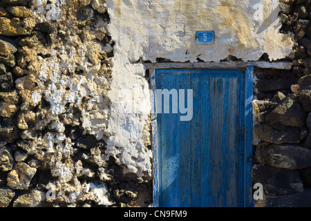 Lanzarote, Kanarische Inseln - Orzola, nördlichen Hafen Ausgangspunkt für Fähren und Inseln. Alte Tür. Stockfoto