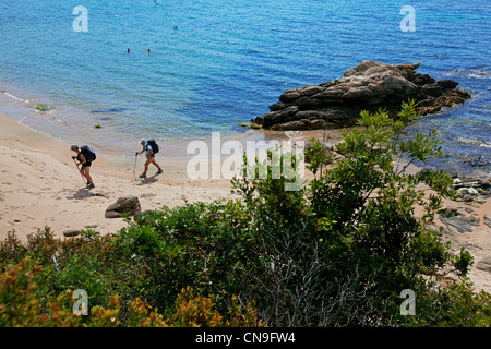 Frankreich, Corse du Sud, Golfe de Roccapina, Wanderer am Strand Stockfoto