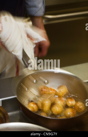 Frankreich, Ardeche, St Agreve Hotel Faurie, Philippe Bouissou, Zubereitung der Gerichte, die Taube und die Kartoffel Stockfoto
