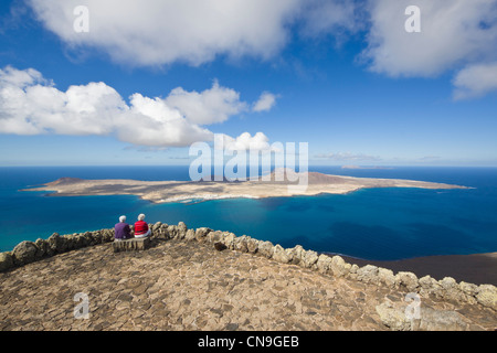 Mirador Del Rio, César Manrique Lava Höhle Besucherzentrum, Lanzarote. Von der Terrasse mit Blick auf die Isla De La Graciosa. Stockfoto