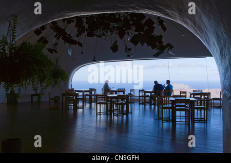 Lanzarote, Kanarische Inseln - Mirador del Rio, eine der César Manriques Lava Höhle Besucherzentren. In den Restaurantbereich. Stockfoto