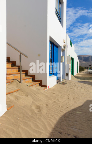 Lanzarote, Kanarische Inseln - Tamara Dorf an der Westküste der Insel, Zentrum surfen. Sand in Eingang Wohnungen geblasen. Stockfoto