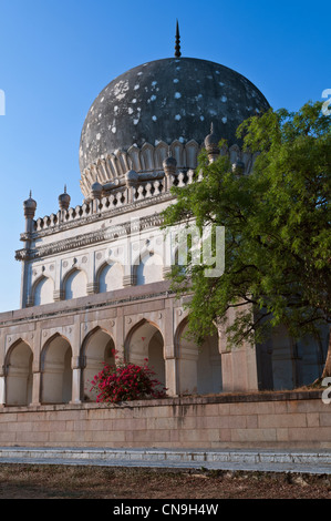 Qutb Shahi Gräber in der Nähe von Golconda Fort Hyderabad Andhra Pradesh, Indien Stockfoto