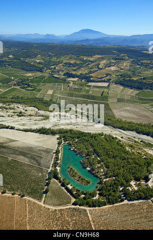 Frankreich, Vaucluse, Ste Cecile Les Vignes zum Fluss und Teich Aigues Bel Air, an der Unterseite des Mont Ventoux (Luftbild) Stockfoto