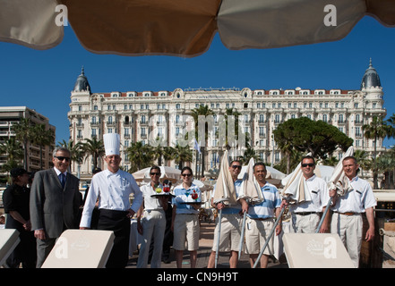 Frankreich, Alpes Maritimes, Cannes, das Carlton Beach Team, das Strandrestaurant im Carlton mit seinem Direktor und sein Führer Stockfoto