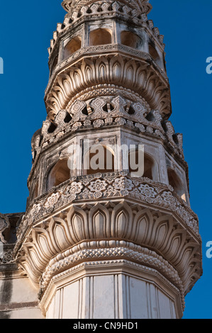 Minarett am Qutb Shahi Gräber in der Nähe von Golconda Fort Hyderabad Andhra Pradesh, Indien Stockfoto