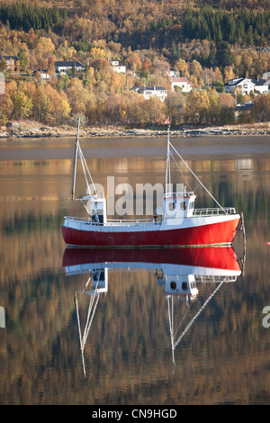 Ein Fischerboot vor der Küste ausserhalb von Tromsø im Norden von Norwegen. Stockfoto