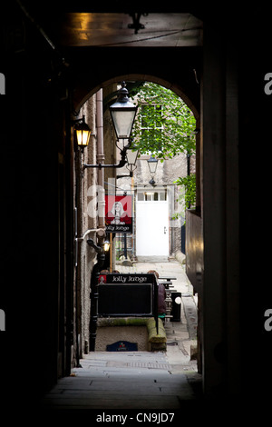 Auf der Suche nach unten eine Gasse in Edinburgh, Schottland. Stockfoto