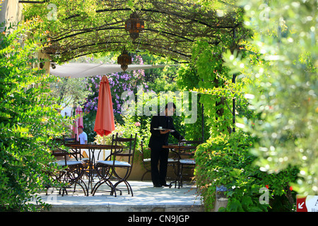 Frankreich, Vaucluse, Lubéron, Lourmarin, Auberge La Feniere Außenterrasse Stockfoto