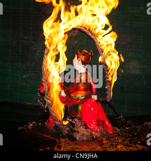 Wasser Marionetten, Mann auf Reiten durch Flammen, Thang Long-Wasser-Marionetten-Theater, Hanoi, Vietnam Stockfoto