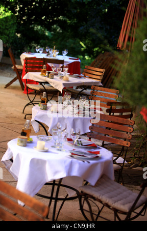 Frankreich, Vaucluse, Lubéron, Lourmarin, Auberge La Feniere, Terrasse des Wirtschaftshofes Stockfoto