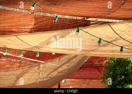 Frankreich, Vaucluse, Lubéron, Lourmarin, Auberge La Feniere, Terrasse des Wirtschaftshofes Stockfoto