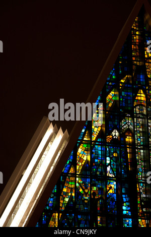 Die Arctic Cathedral (Tromsdalen Kirche) in der Nacht, Tromsdalen, Tromsø, Norwegen. Stockfoto