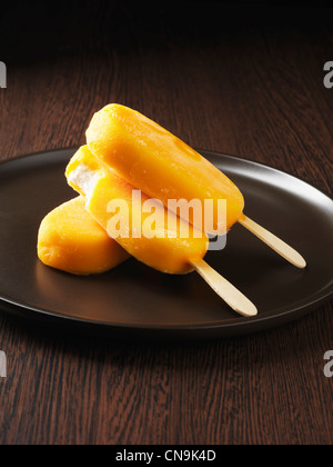 Nahaufnahme von Eis in der orange Schale Stockfoto