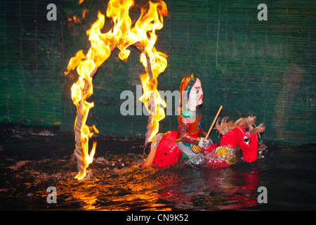 Wasser Marionetten, Mann auf Reiten durch Flammen, Thang Long-Wasser-Marionetten-Theater, Hanoi, Vietnam Stockfoto