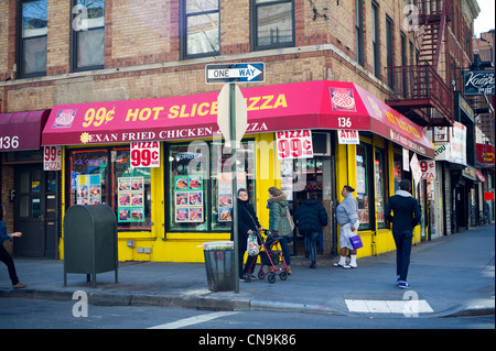 Ein Pizza-Restaurant in Brooklyn in New York wirbt die 99-Cent-Stück Stockfoto