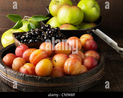 Obst in hölzerne Schüsseln Stockfoto