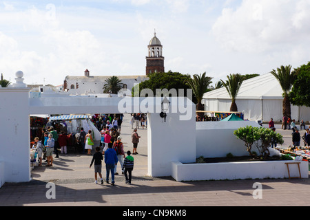 Lanzarote, Kanarische Inseln - Teguise, zentrale Insel Stadt und beliebter Sonntagsmarkt. Eingang zum Marktplatz. Stockfoto