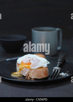 Nahaufnahme von pochiertes Ei auf toast Stockfoto