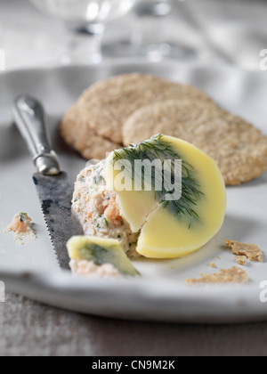 Teller mit Lachspastete mit Cracker Stockfoto