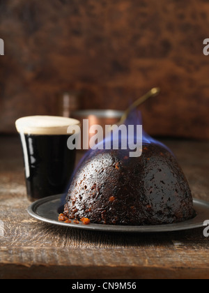 Flammende Christmas Pudding mit port Stockfoto