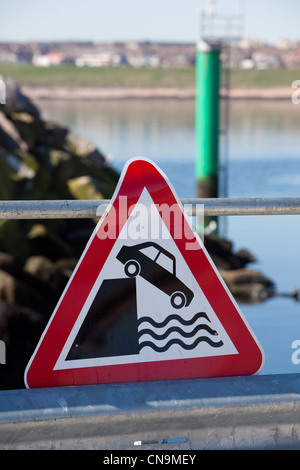 Tiefwasser-Warnschild am Kai. Peterhead Hafen Schottland, Vereinigtes Königreich Stockfoto