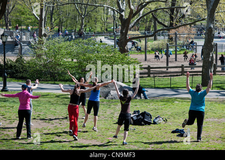 Trainierende teilzunehmen am Unterricht im Central Park auf Samstag, 7. April 2012. (© Richard B. Levine) Stockfoto