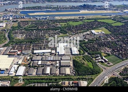 Luftbild des Beckton Retail Park & London Industrial Park, Beckton, London E6 mit Blick nach Süden zum Flughafen London City Stockfoto