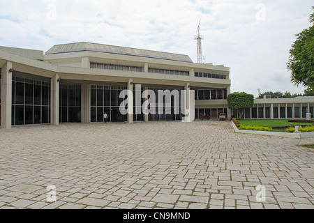 Eine Plaza und Verwaltungsgebäude am ESPOL (Escuela Superior Politécnica del Litoral) Stockfoto