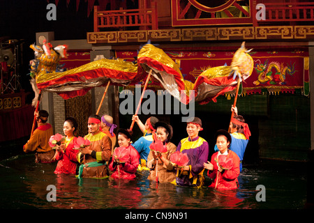 Puppenspieler während der Vorhang nach der Leistung, Thang Long-Wasser-Marionetten-Theater, Hanoi, Vietnam Stockfoto