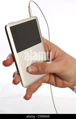 Nahaufnahme von einer Hand hält einen silbernen Ipod classic Stockfoto
