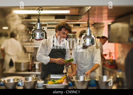 Frankreich, Bouches du Rhone, Sambuc, Bio-Restaurant, Chassagnette, Chief Armand Arnal Küche Stockfoto