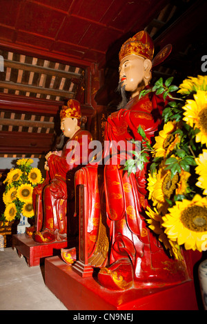 Statuen der beiden Jünger des Konfuzius, Temple of Literature, Van Mieu, Hanoi, Vietnam Stockfoto