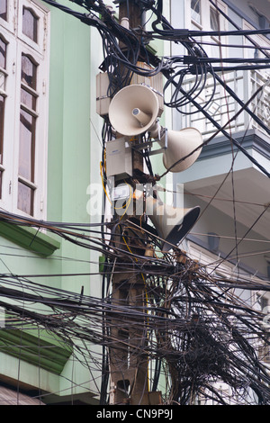 Unordentlich Masse der elektrischen Verkabelung und Lautsprecher auf einen Telegrafenmast, in der Altstadt, Hanoi, Vietnam Stockfoto