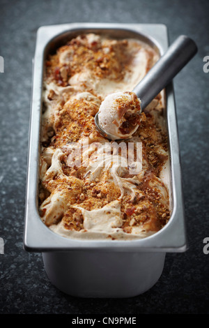 Schüssel mit gesalzenem Karamell Eis Stockfoto