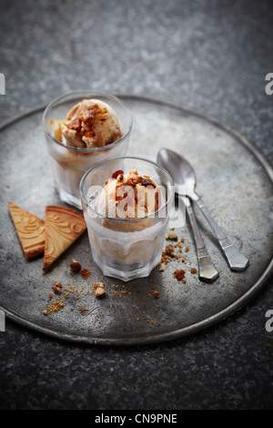 Gerichte von gesalzenem Karamell Eis Stockfoto