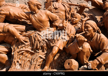 Helden auf der Basis der Mao Zedong (oder Tse Tung) Statue, Zhongshan Quadrat, Shenyang, Liaoning, China. Stockfoto