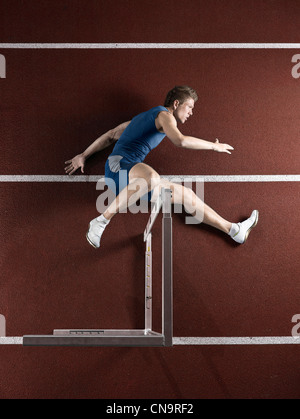 Läufer, die Verlegung mit Hürde auf dem richtigen Weg Stockfoto