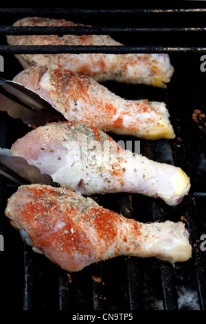 Rohem Hühnerfleisch Drumstick Beine Orte auf dem Gasgrill zu kochen. Geringe Schärfentiefe. Stockfoto