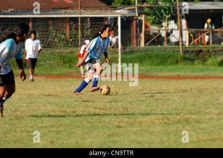 Ostern-Insulaner, die Fußball spielen, Fußballspieler aus Chile, Hanga Roa, Chile, Osterinsel (Rapa Nui) Stockfoto
