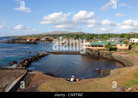 Schwimmer im Naturpool von Hanga Roa, der Hauptstadt der Osterinsel, Hanga Roa, Chile, Osterinsel (Rapa Nui) Stockfoto