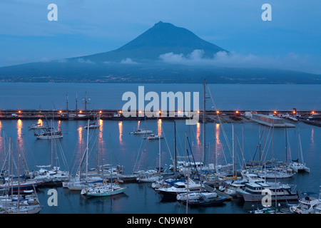 Portugal, Azoren, Insel Faial, Horta, Verankerung einer Segelyacht im Yachthafen mit im Hintergrund der Vulkan Pico, Stockfoto