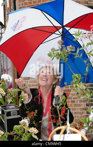 TV-Promi Gärtner Carol Klein in Garten Party Gloucester Quays Stockfoto